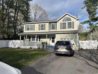 21 Pine Cone St, Middle Island, NY 11953