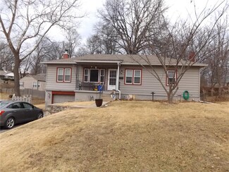 8 NE Northcrest Dr, Kansas City, MO 64116