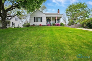 516 Robindale Ave, Oregon, OH 43616