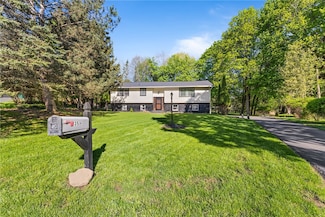 35 Squire Cir, Penfield, NY 14526