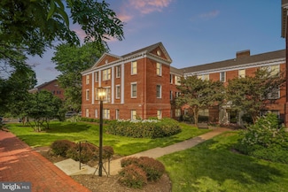 906 S Washington St Unit 311, Alexandria, VA 22314