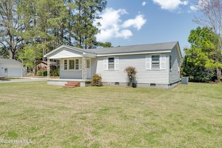 706 Miami Ave, Wallace, NC 28466