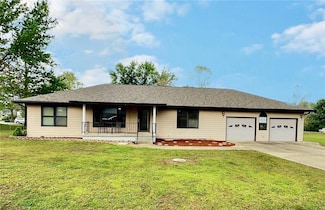 309 Hillcrest Dr, Nevada, MO 64772