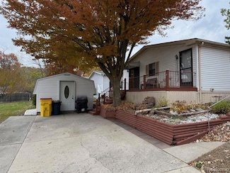 3072 E Bay Dr, Fenton, MI 48430