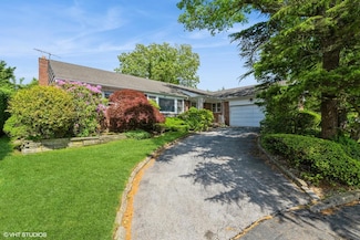 7 Ivy Ln, Lawrence, NY 11559