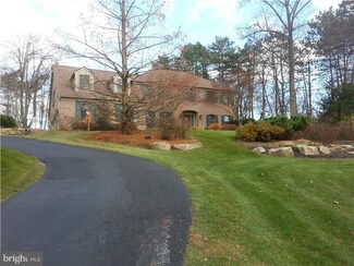 27 Pine Manor Dr, Hellertown, PA 18055