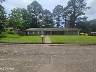 2290 Charmwood Dr, Jackson, MS 39204