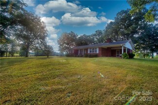 2083 Collinsville Rd, Columbus, NC 28722