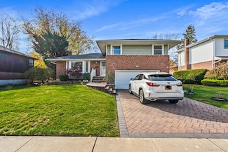 15 Vista Rd, Plainview, NY 11803