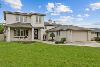 415 Honey Locust Ln, Willowbrook, IL 60527