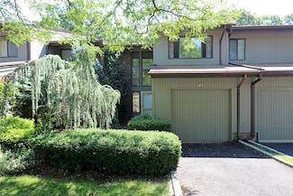 41 Carriage Ct, Jericho, NY 11753