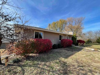 1055 E 900 Rd, Lawrence, KS 66047