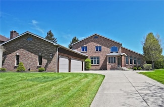 5255 Oakridge Dr, Hamburg, NY 14075