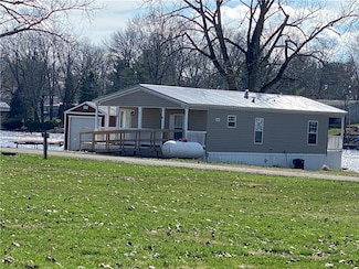 27 Lakeview Rd, Gays, IL 61928