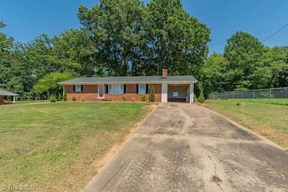 3035 Plantation Rd, Winston Salem, NC 27105