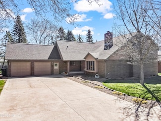 66 Sunrise Dr, Watertown, SD 57201