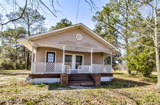 415 S Smith St, Burgaw, NC 28425