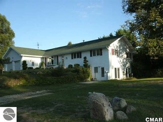 3010 Edgewood Dr, Clare, MI 48617