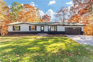70 Summit Dr, Holiday Island, AR 72631