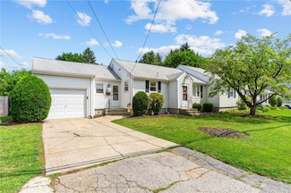 122 Cannon St, Cranston, RI 02920