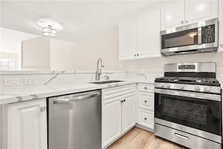 5530 Owensmouth Ave Unit 325, Woodland Hills, CA 91367