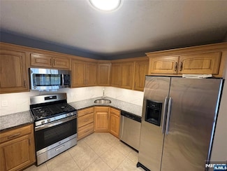 1230 Mulberry Dr, Mahwah, NJ 07430