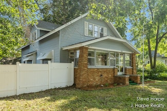 814 Harding St NW, Grand Rapids, MI 49544