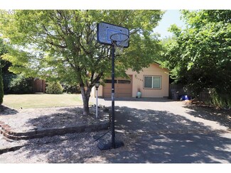 1725 Berwin Ln, Eugene, OR 97404