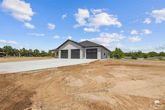 2008 Arbor Ln, Wamego, KS 66547