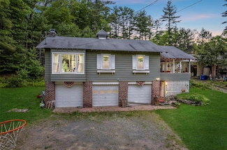 11 Waldweg Dr, Sparrow Bush, NY 12780