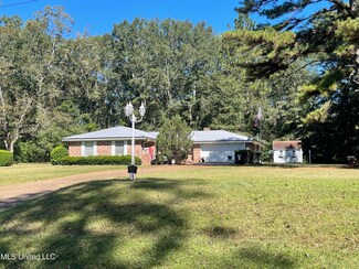 907 Bond Ave W, Wiggins, MS 39577