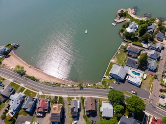 198 Shore Dr, Branford, CT 06405