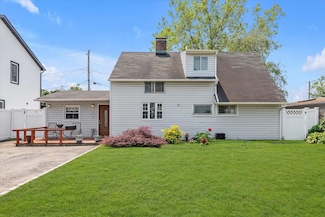 8 Trumpet Ln, Levittown, NY 11756