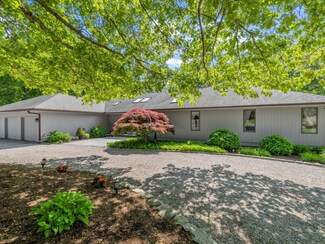 17 Westwood Dr, Waterford, CT 06385