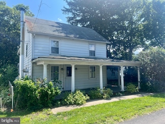 52 Middle St, East Waterford, PA 17021