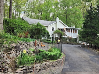 301 Estate Dr, East Stroudsburg, PA 18302