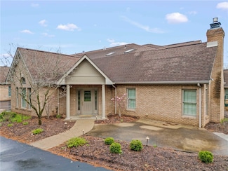 322 Village Green Dr, Canonsburg, PA 15317