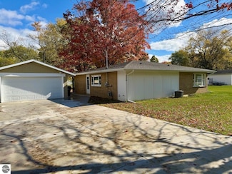 324 N 4th St, Shepherd, MI 48883