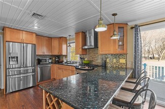 112 Greenwich Ave, Warwick, RI 02886