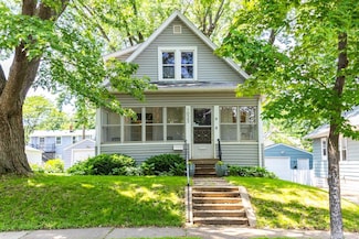 1023 Avon St N, Saint Paul, MN 55103
