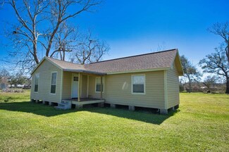 6531 Live Oak Dr, Freeport, TX 77541