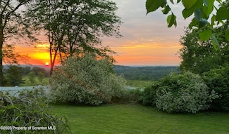 525 N Abington Rd, Clarks Green, PA 18411