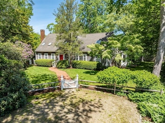 21 Woodlawn Ave, Vineyard Haven, MA 02568