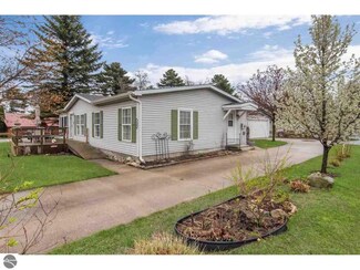 128 E 4th St, Elk Rapids, MI 49629