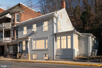 37 Main St, Glen Rock, PA 17327