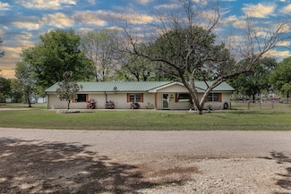 950 Little Oaks Dr, Point, TX 75472