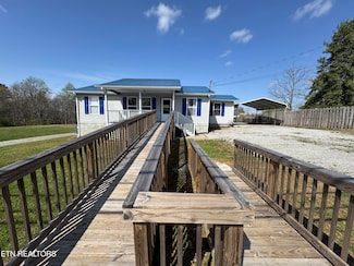 1706 Leatherwood Rd, Oneida, TN 37841