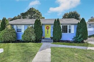 35 W Pontiac St, Warwick, RI 02886