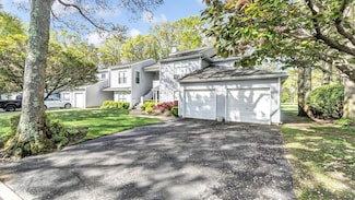 54 Lakeview Dr, Manorville, NY 11949