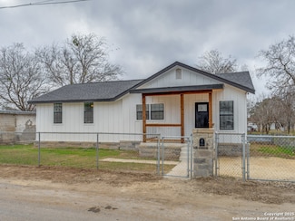 105 Galbreath Ave, Devine, TX 78016